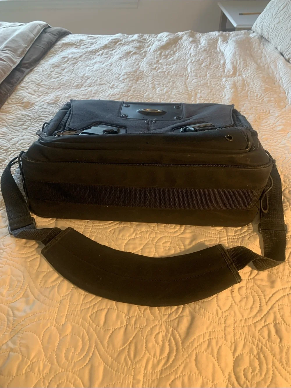 Oakley durable messenger